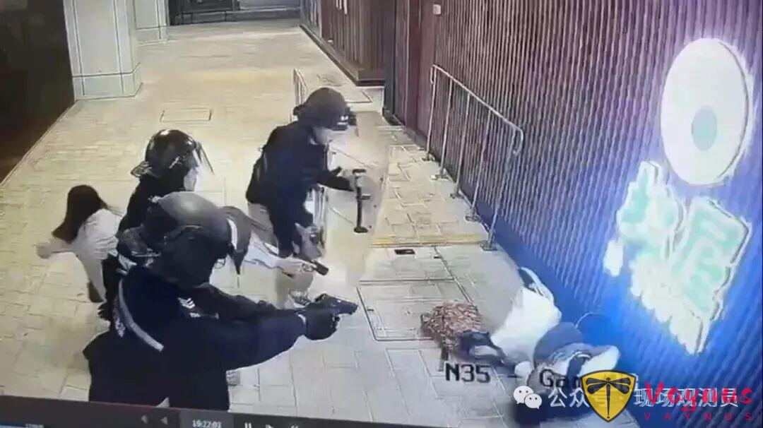 持刀壮汉砍伤一名派出所警察，被另一警当胸击毙！比港警如何