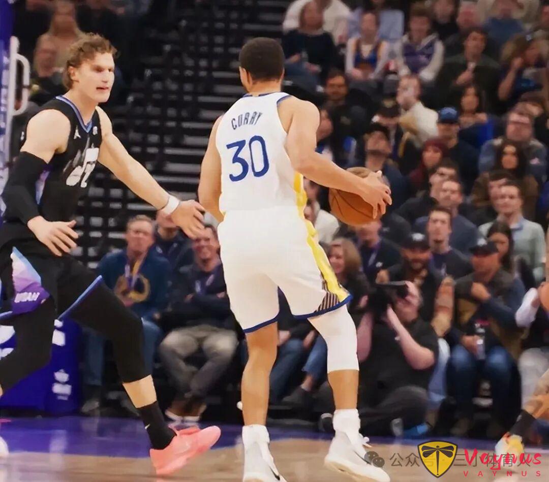勇士客場大勝爵士,庫裡笑開了花,全場都在慶祝。