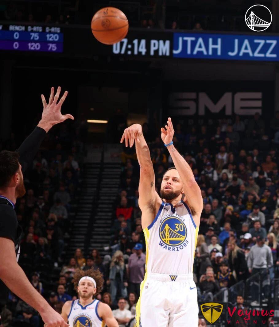 勇士客場大勝爵士,庫裡笑開了花,全場都在慶祝。