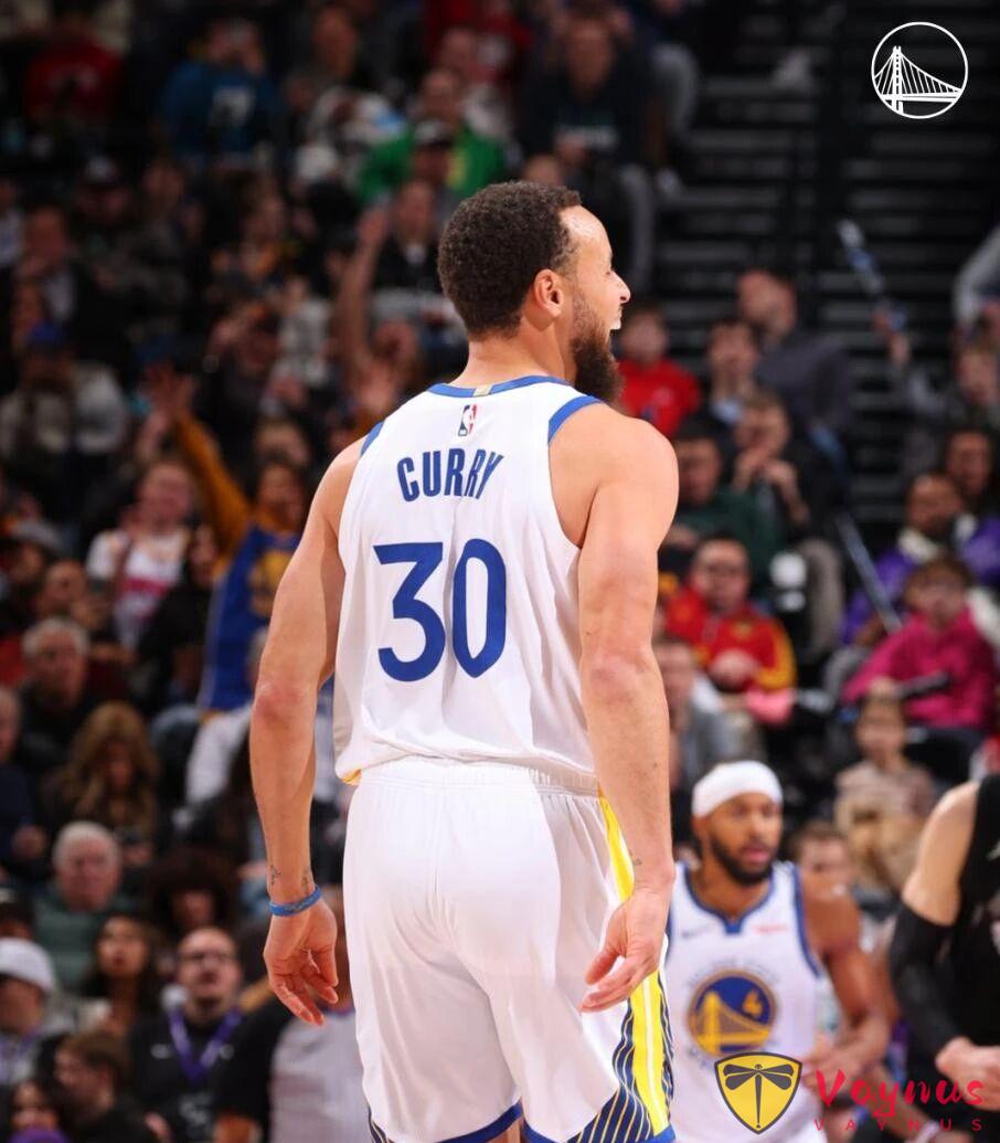 勇士客場大勝爵士,庫裡笑開了花,全場都在慶祝。