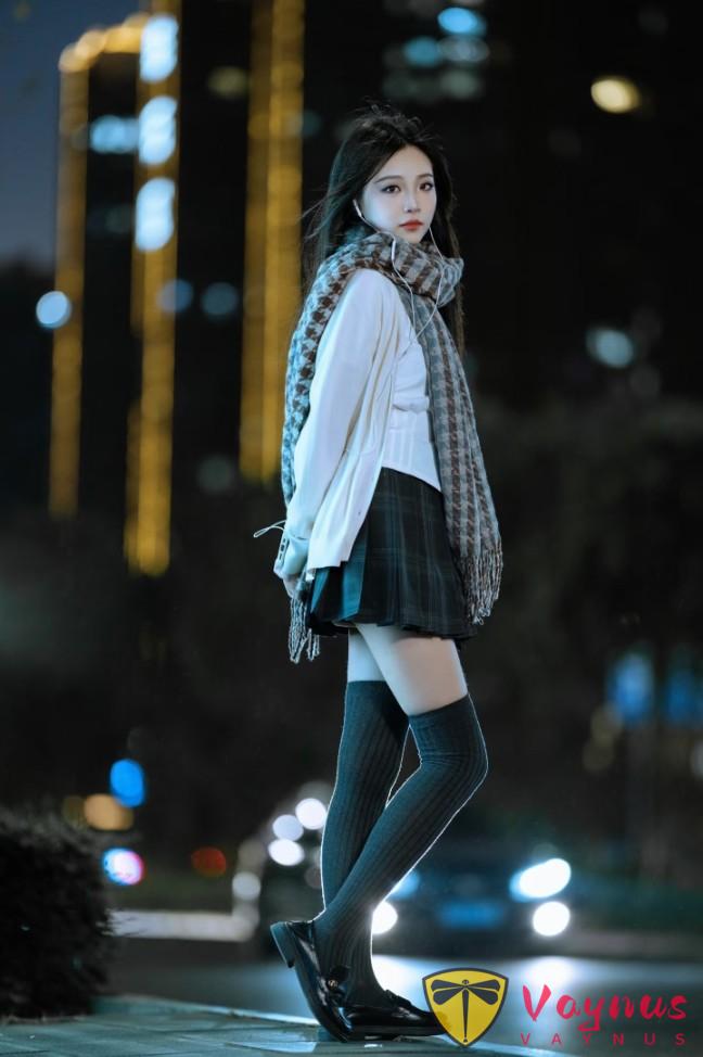 公交站夜景人像,9個姿勢,拍出清冷氛圍感,美得像是電影片段