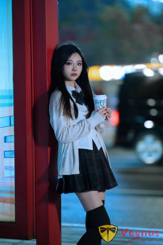 公交站夜景人像,9個姿勢,拍出清冷氛圍感,美得像是電影片段