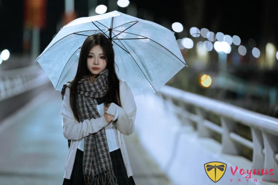 公交站夜景人像,9個姿勢,拍出清冷氛圍感,美得像是電影片段