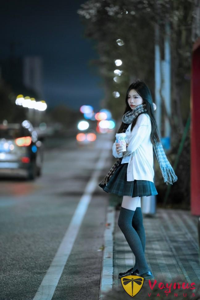 公交站夜景人像,9個姿勢,拍出清冷氛圍感,美得像是電影片段