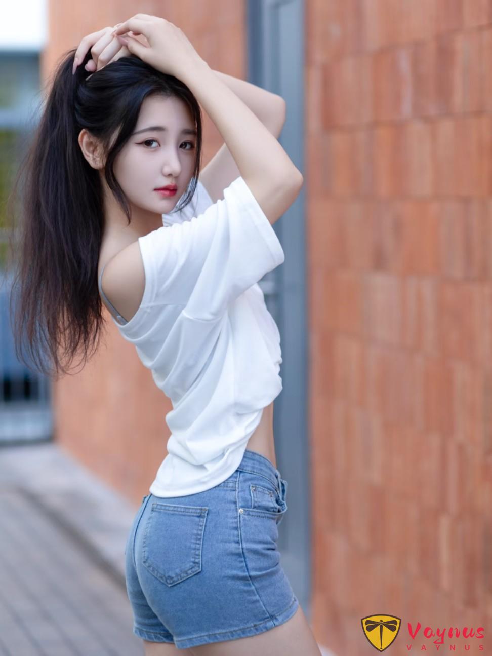 白T牛仔褲街拍，9個動作，漂亮顯身材，拍出絕美S曲線和小蠻腰