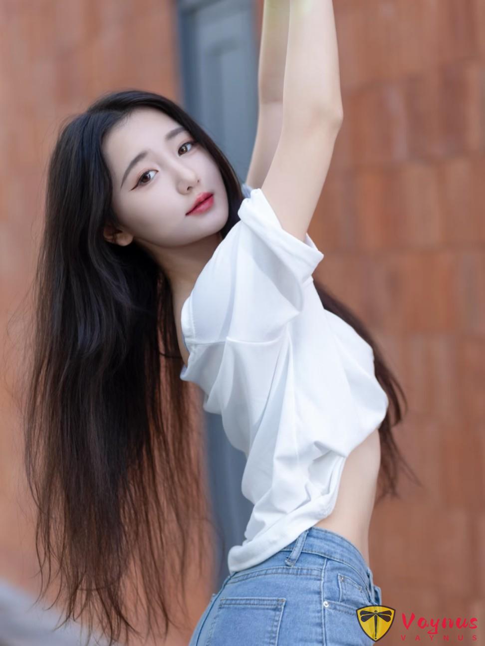 白T牛仔褲街拍，9個動作，漂亮顯身材，拍出絕美S曲線和小蠻腰