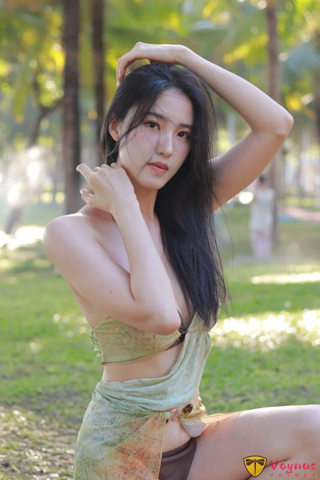 性感不靠裸露，轻咬指尖+斜阳侧身，氛围感拉满又不过界