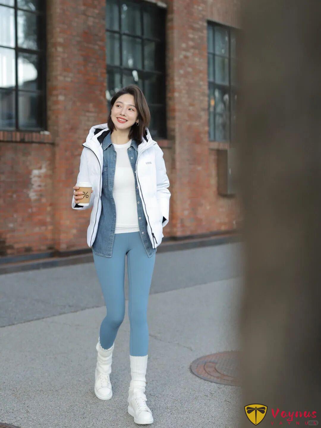 瑜伽裤搭羽绒服,8个街拍姿势,好看又亮眼,上镜显身材