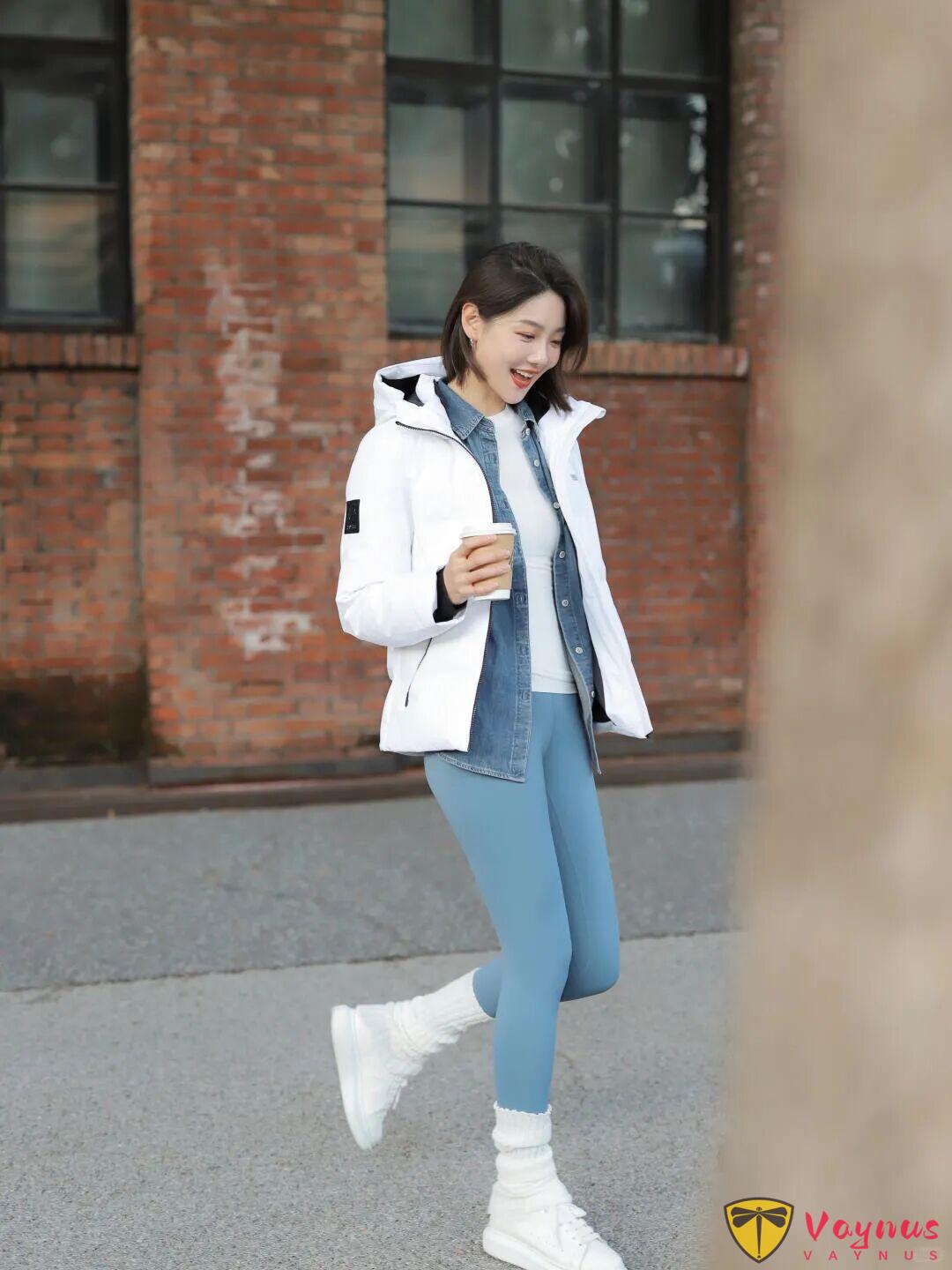 瑜伽裤搭羽绒服,8个街拍姿势,好看又亮眼,上镜显身材