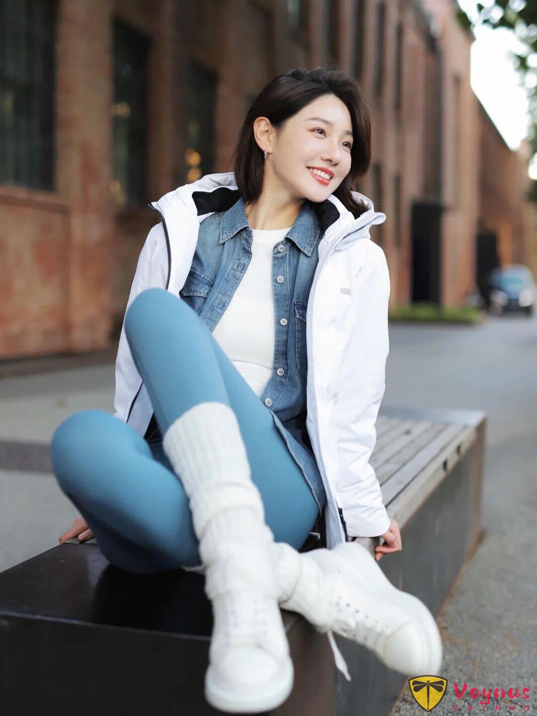 瑜伽裤搭羽绒服,8个街拍姿势,好看又亮眼,上镜显身材