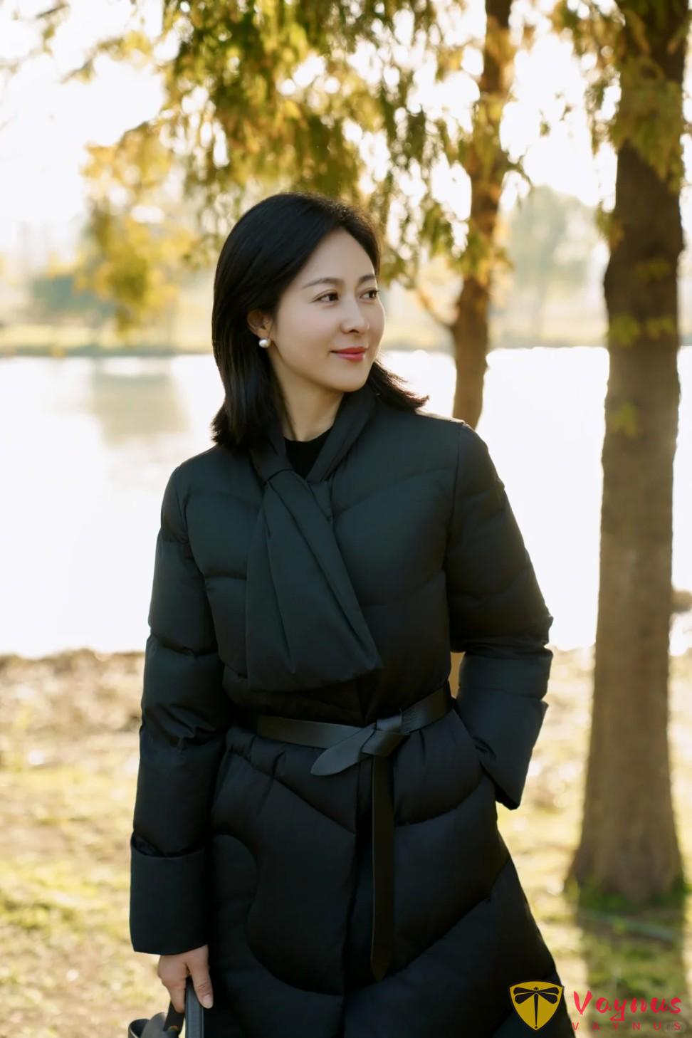 6个最适合中年女士的拍照姿势技巧，拍照自然好看，随性不做作