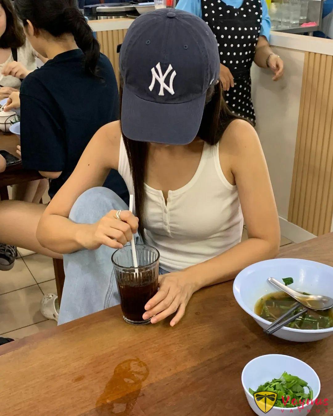 背心牛仔裤的休闲穿搭
