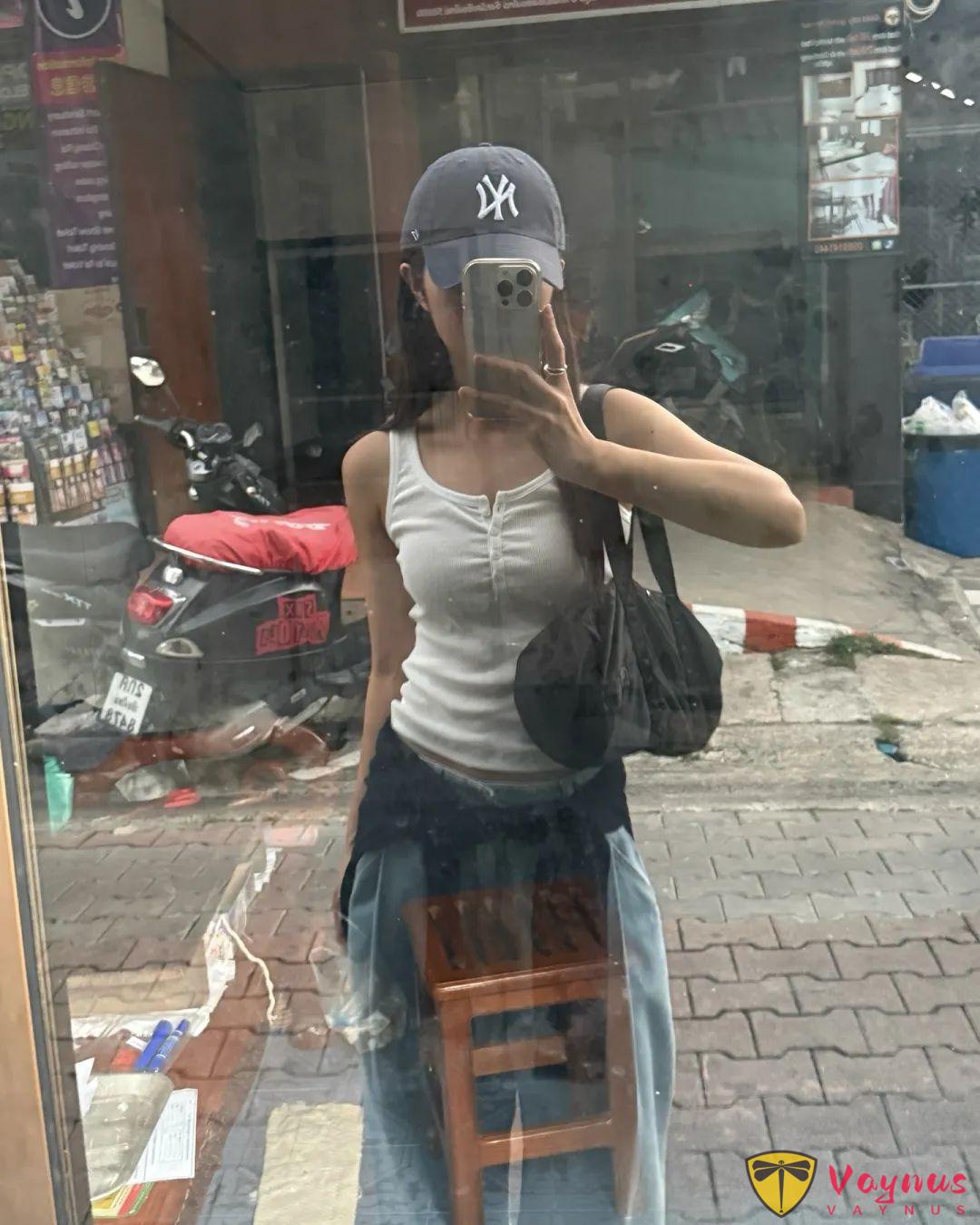 背心牛仔裤的休闲穿搭