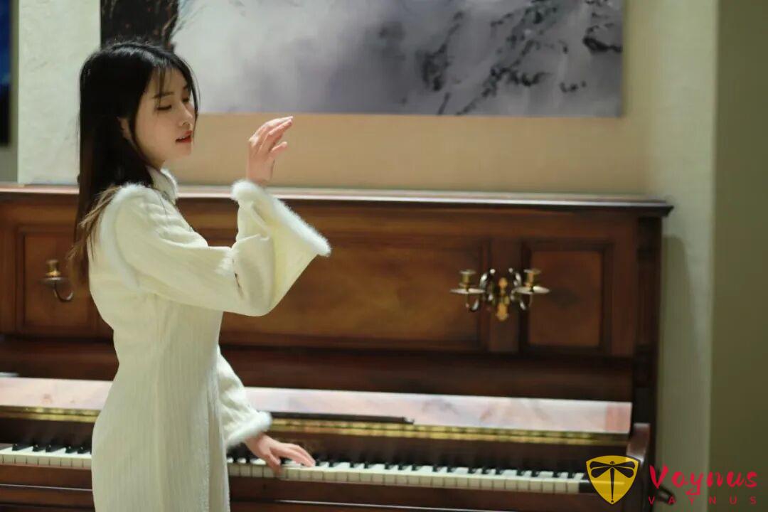 别光站着傻拍！钢琴、画作、楼梯，9招教你利用环境拍出高知女神范