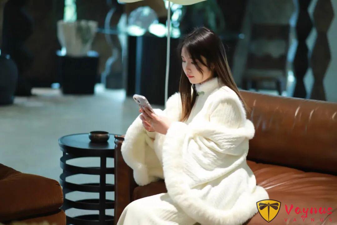 别光站着傻拍！钢琴、画作、楼梯，9招教你利用环境拍出高知女神范