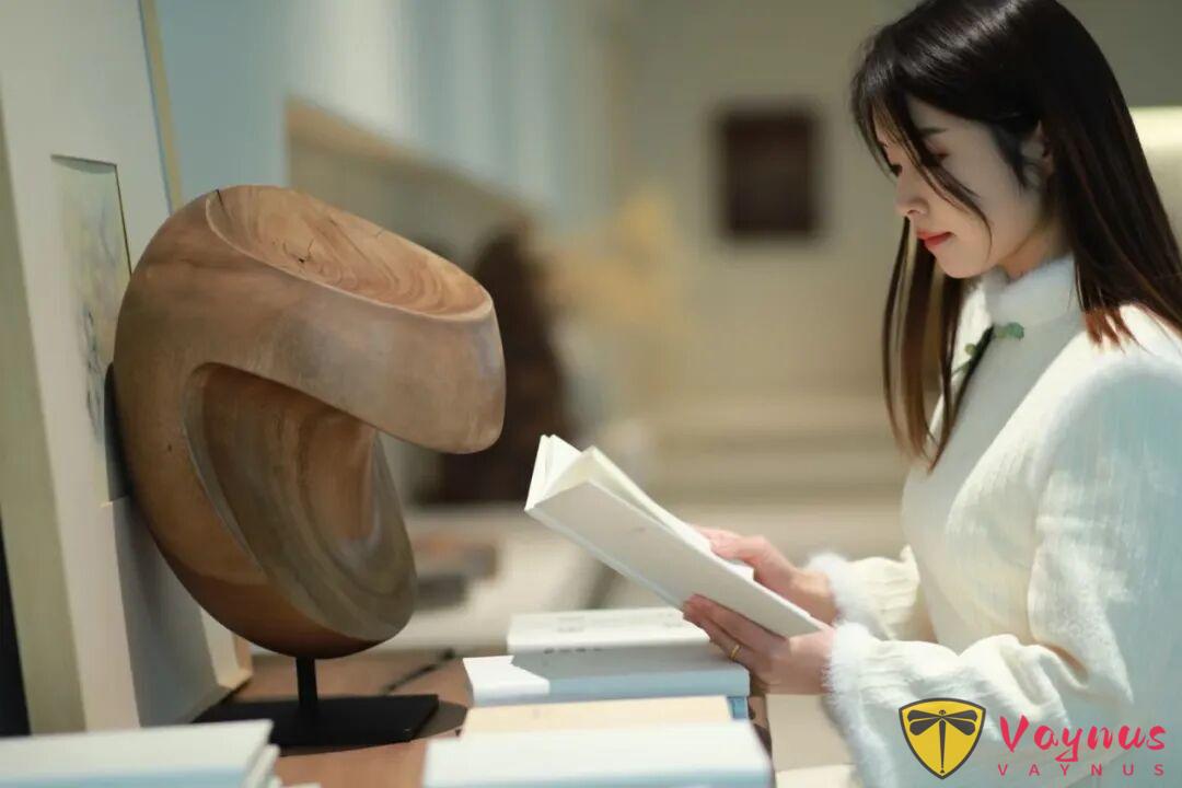 别光站着傻拍！钢琴、画作、楼梯，9招教你利用环境拍出高知女神范