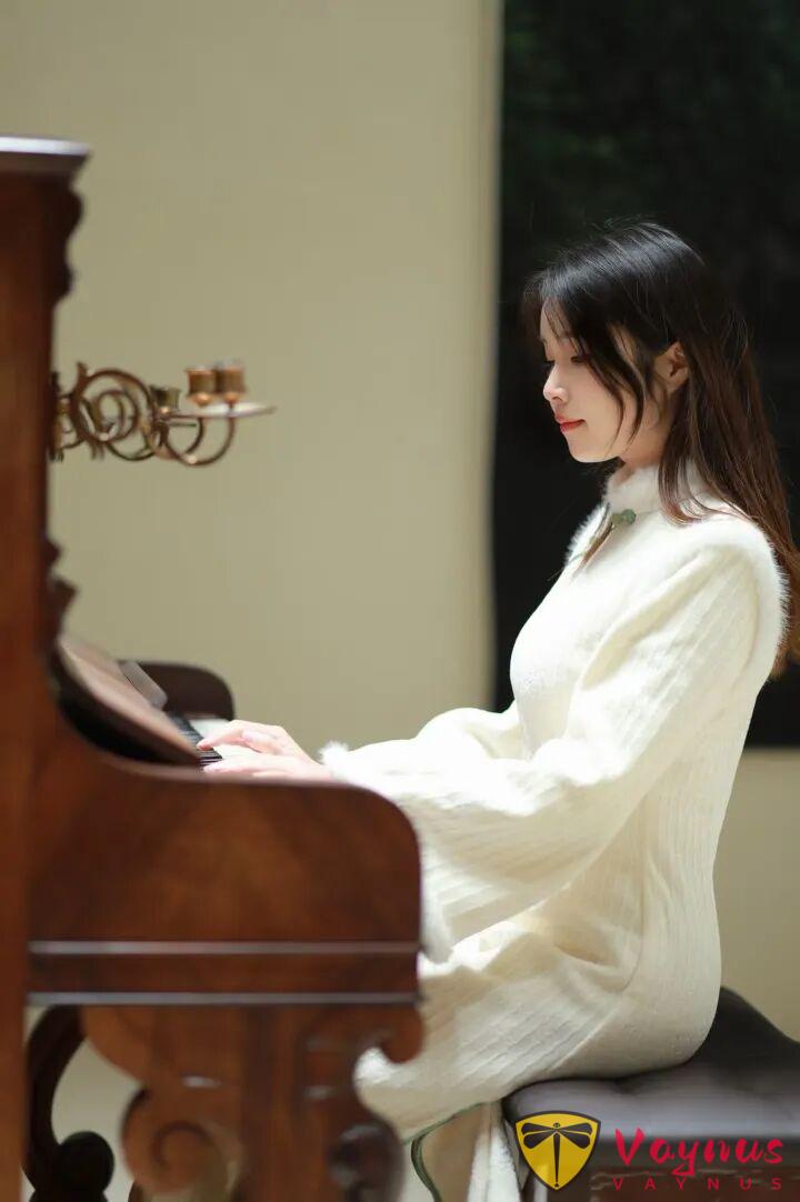 别光站着傻拍！钢琴、画作、楼梯，9招教你利用环境拍出高知女神范
