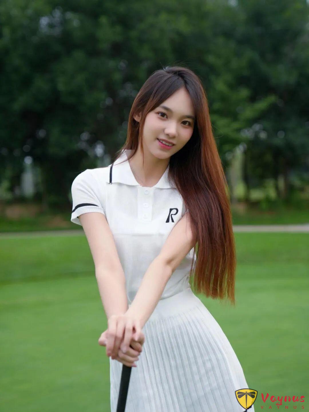 清新運動風爆改指南，高爾夫球場拍出少女感氛圍，腿長線條秒拉十釐米