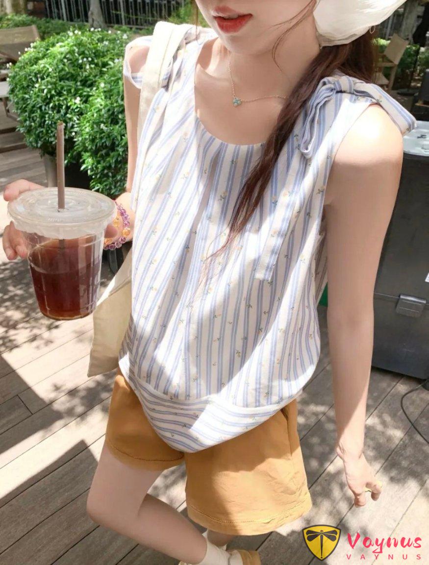 条纹背心很夏天