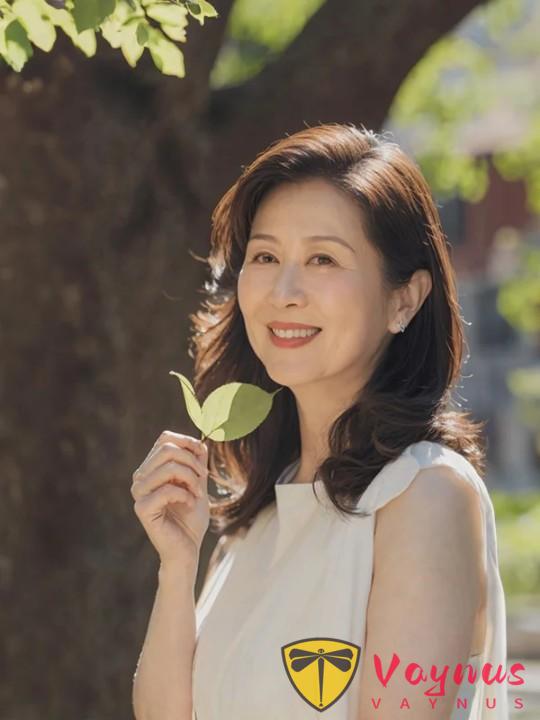 中年女士拍照，拒绝“大妈感”，4个拍照技巧姿势，优雅气质，自然随性不做作！