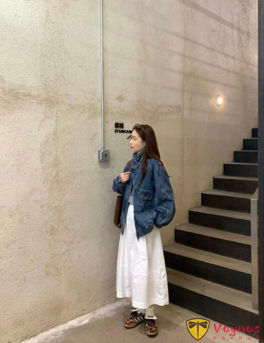 牛仔外套+白裙子