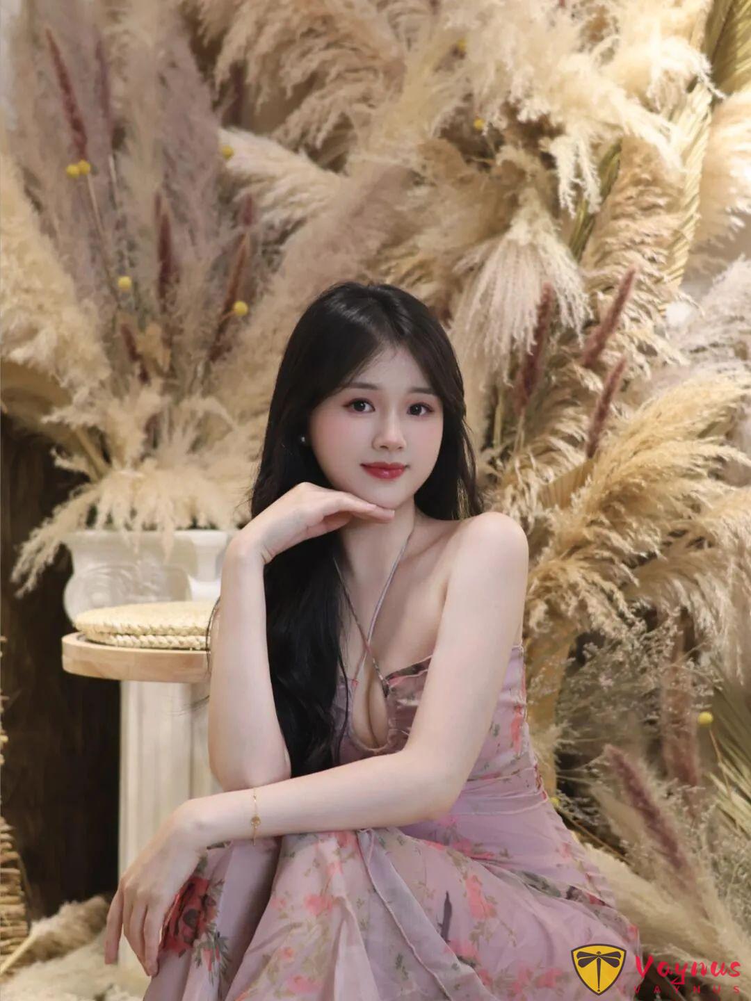藤椅+花艺，纯欲风女孩必学9个拍照动作，轻松显高显温柔