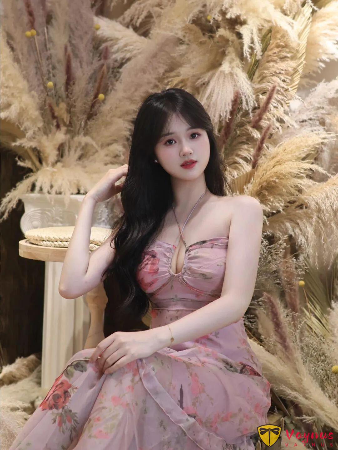 藤椅+花艺，纯欲风女孩必学9个拍照动作，轻松显高显温柔