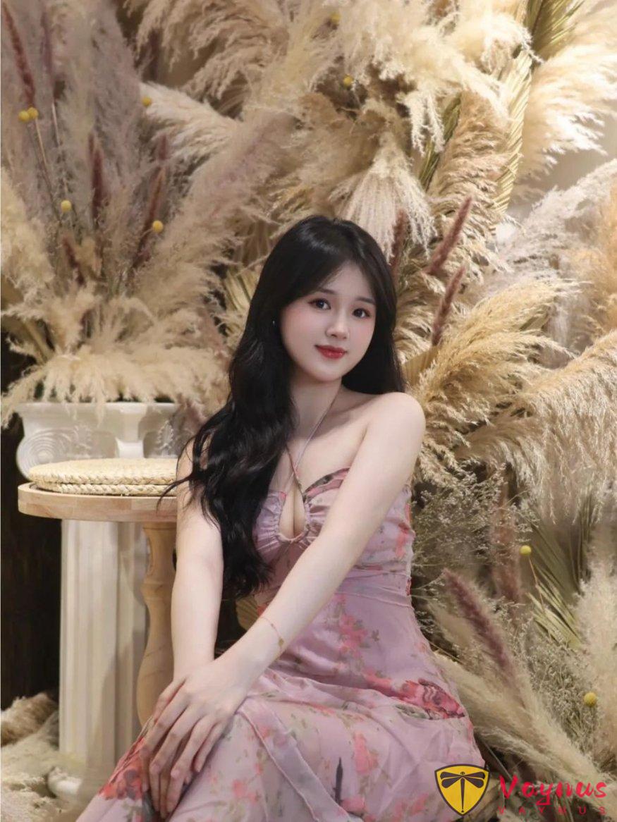 藤椅+花艺，纯欲风女孩必学9个拍照动作，轻松显高显温柔