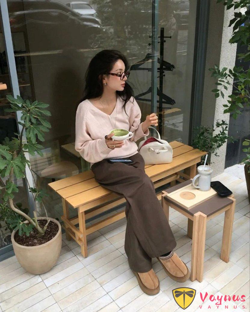 粉色毛衣+咖色裤子