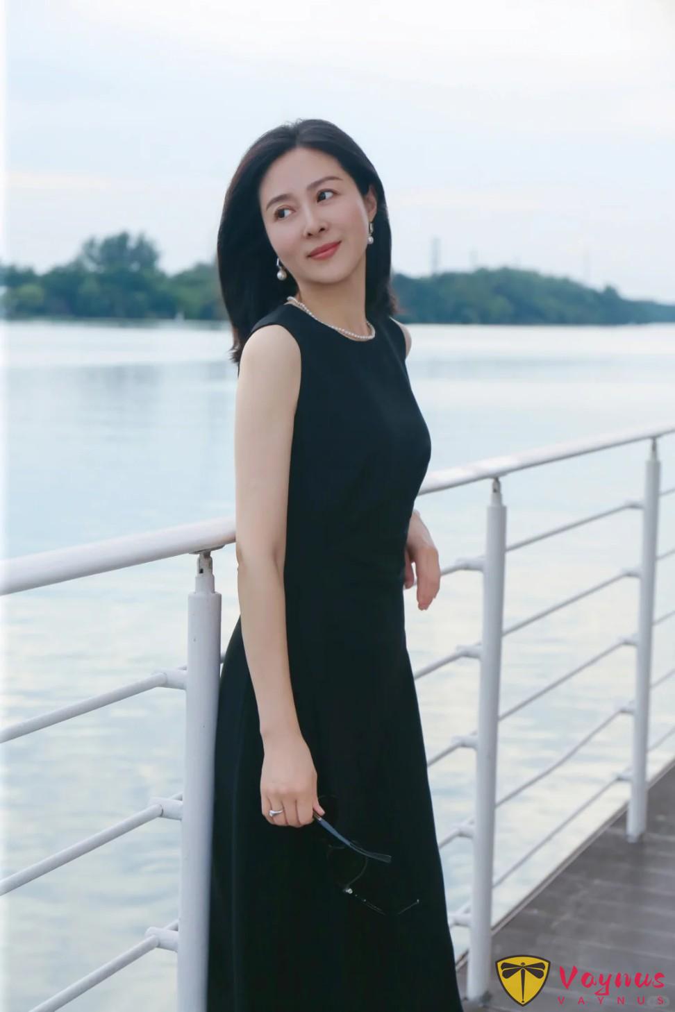 6个最适合中年女士的拍照姿势技巧，拍照自然好看，随性不做作。