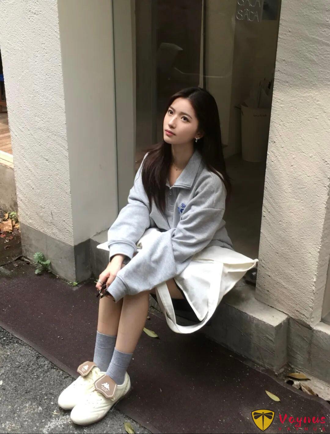 灰色卫衣+碎花半裙超好看的学院女主角风穿搭