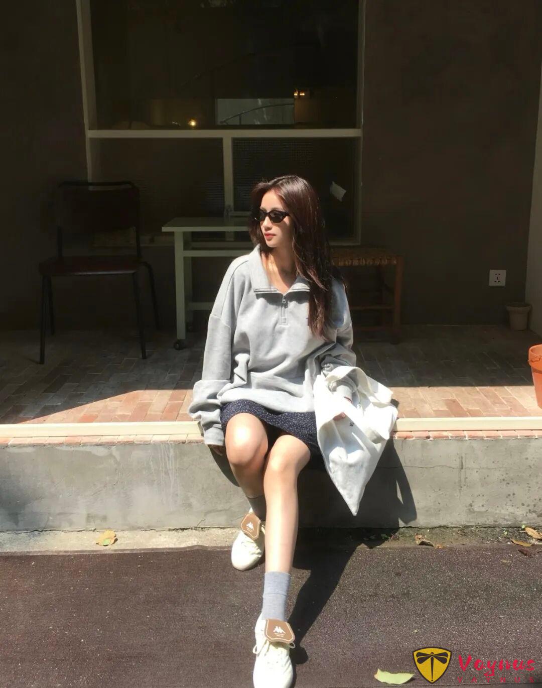 灰色卫衣+碎花半裙超好看的学院女主角风穿搭