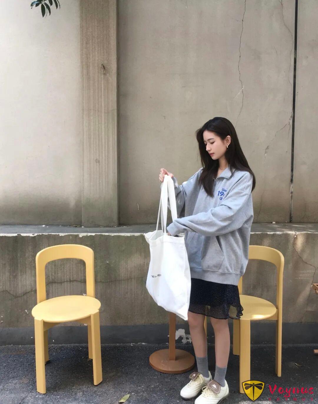 灰色卫衣+碎花半裙超好看的学院女主角风穿搭