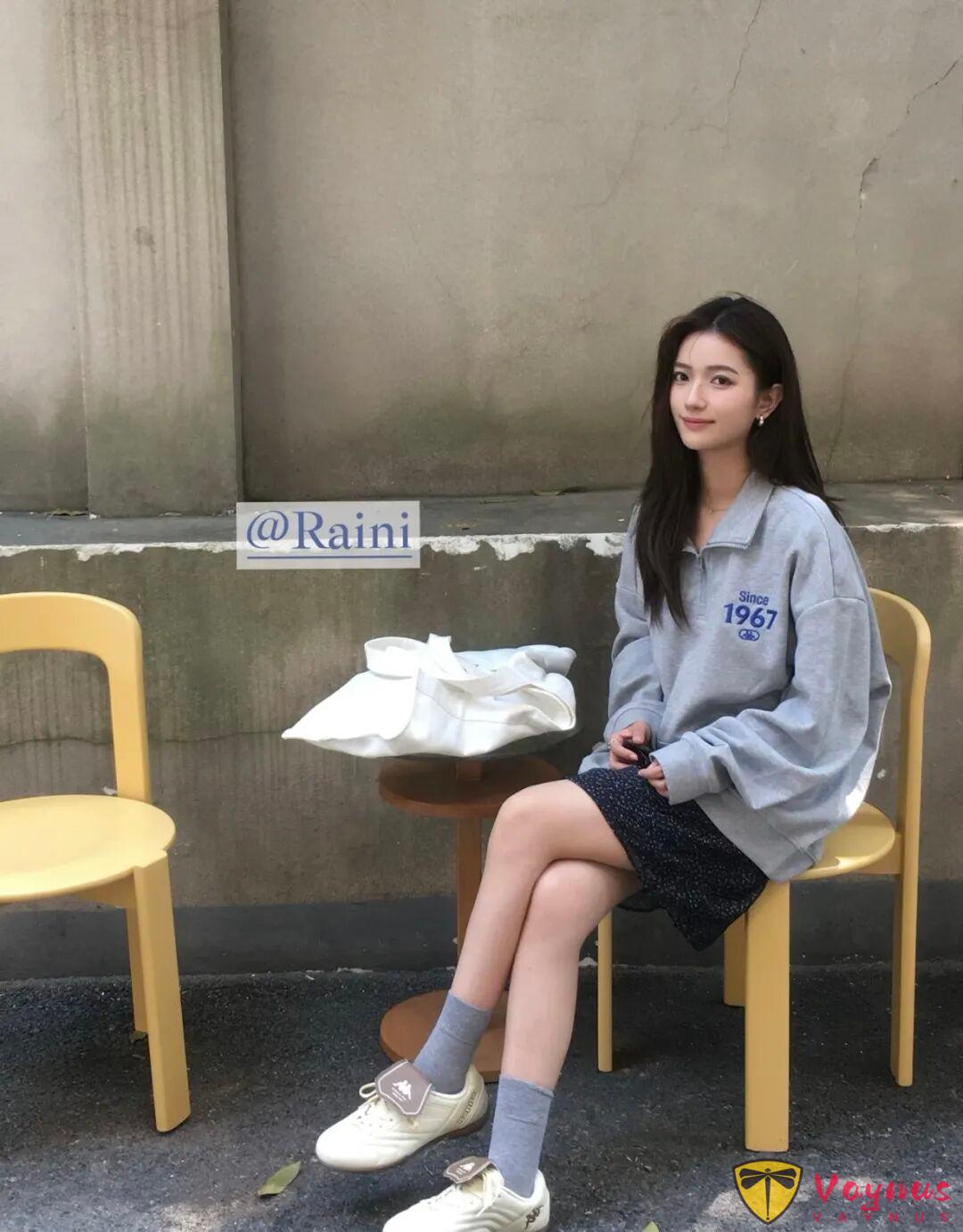 灰色卫衣+碎花半裙超好看的学院女主角风穿搭