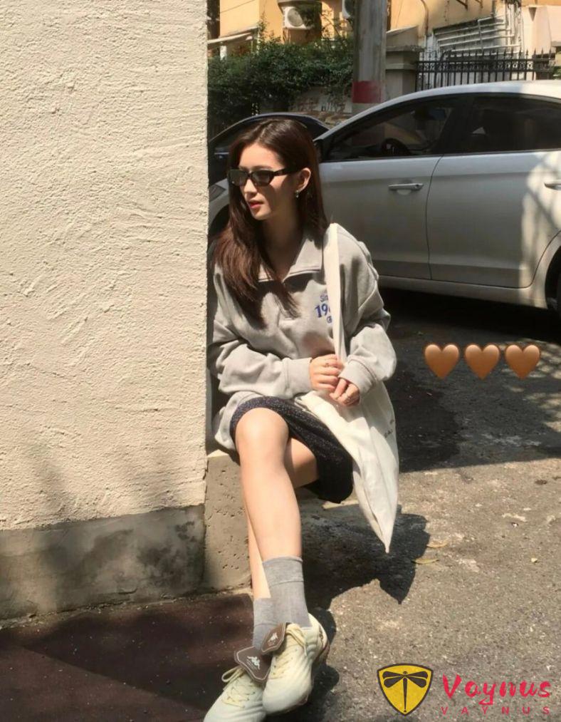 灰色卫衣+碎花半裙超好看的学院女主角风穿搭