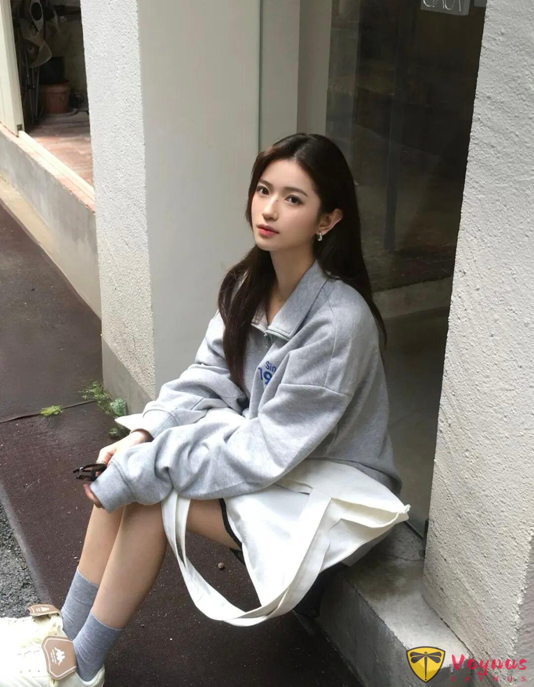 灰色卫衣+碎花半裙超好看的学院女主角风穿搭