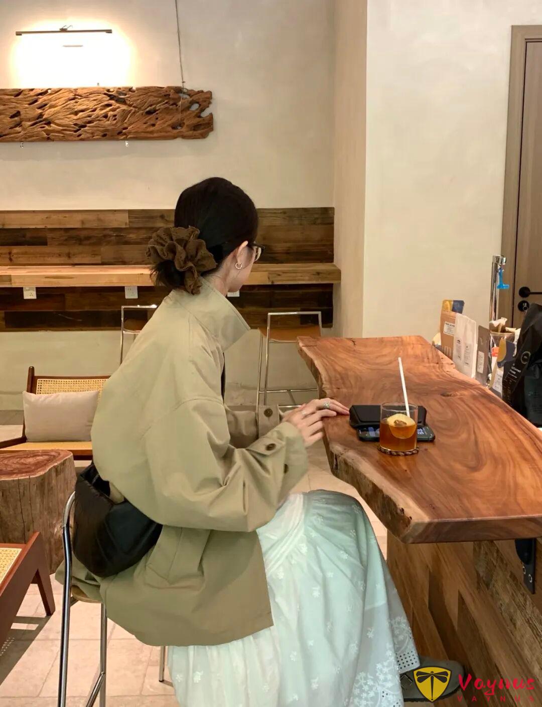 卡其色风衣+白色长半裙温柔大气穿搭
