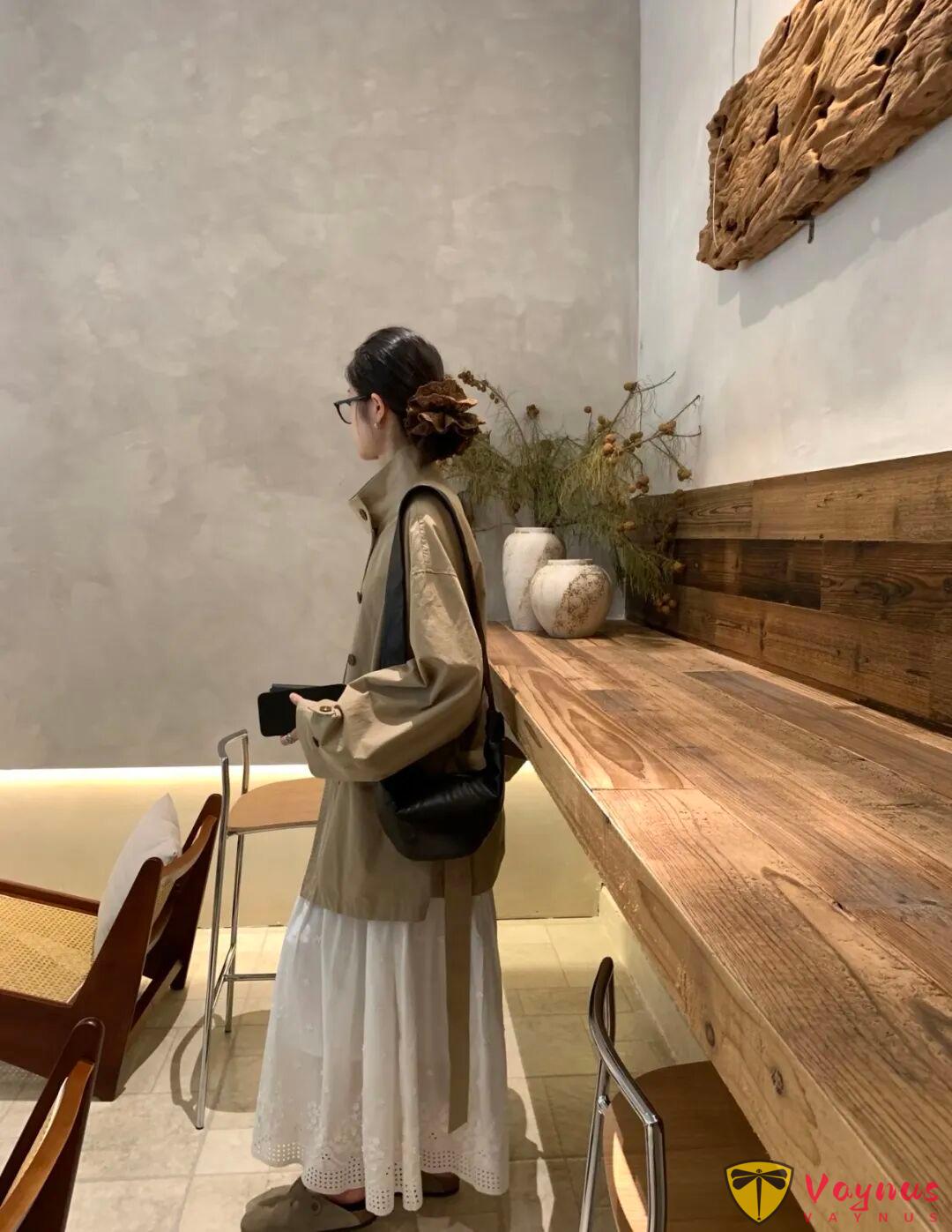 卡其色风衣+白色长半裙温柔大气穿搭