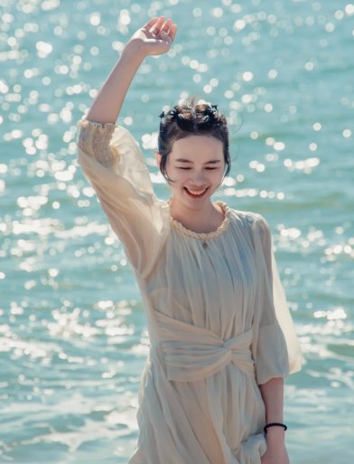 學一些海邊白裙鬆弛感拍照姿勢，簡單易出片，海邊旅行氛圍感拉滿~