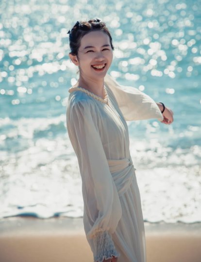 學一些海邊白裙鬆弛感拍照姿勢，簡單易出片，海邊旅行氛圍感拉滿~