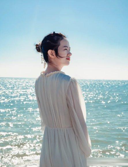 學一些海邊白裙鬆弛感拍照姿勢，簡單易出片，海邊旅行氛圍感拉滿~