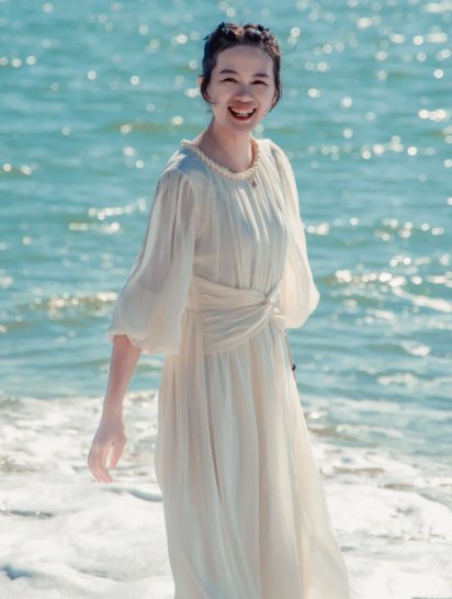 學一些海邊白裙鬆弛感拍照姿勢，簡單易出片，海邊旅行氛圍感拉滿~