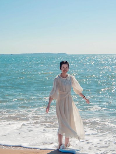 學一些海邊白裙鬆弛感拍照姿勢，簡單易出片，海邊旅行氛圍感拉滿~