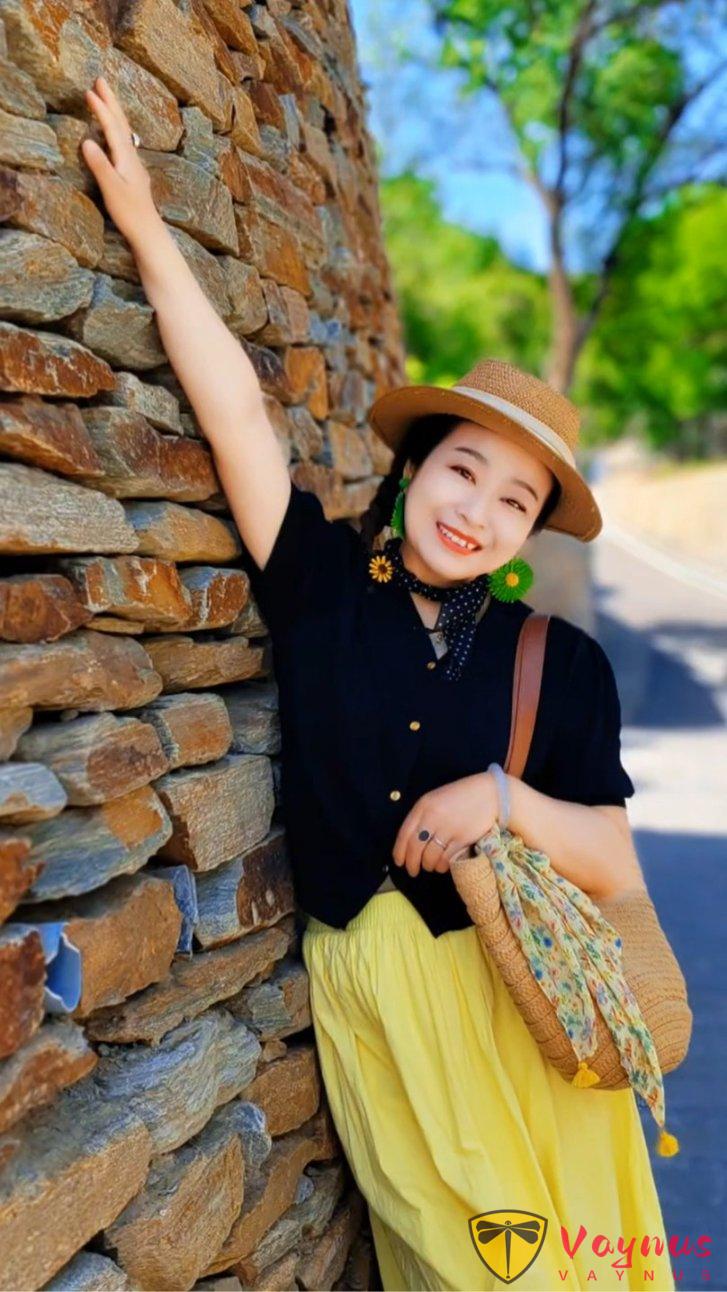 7个中年女士靠墙拍照姿势，一学就会，拍照优雅气质，随性不做作！