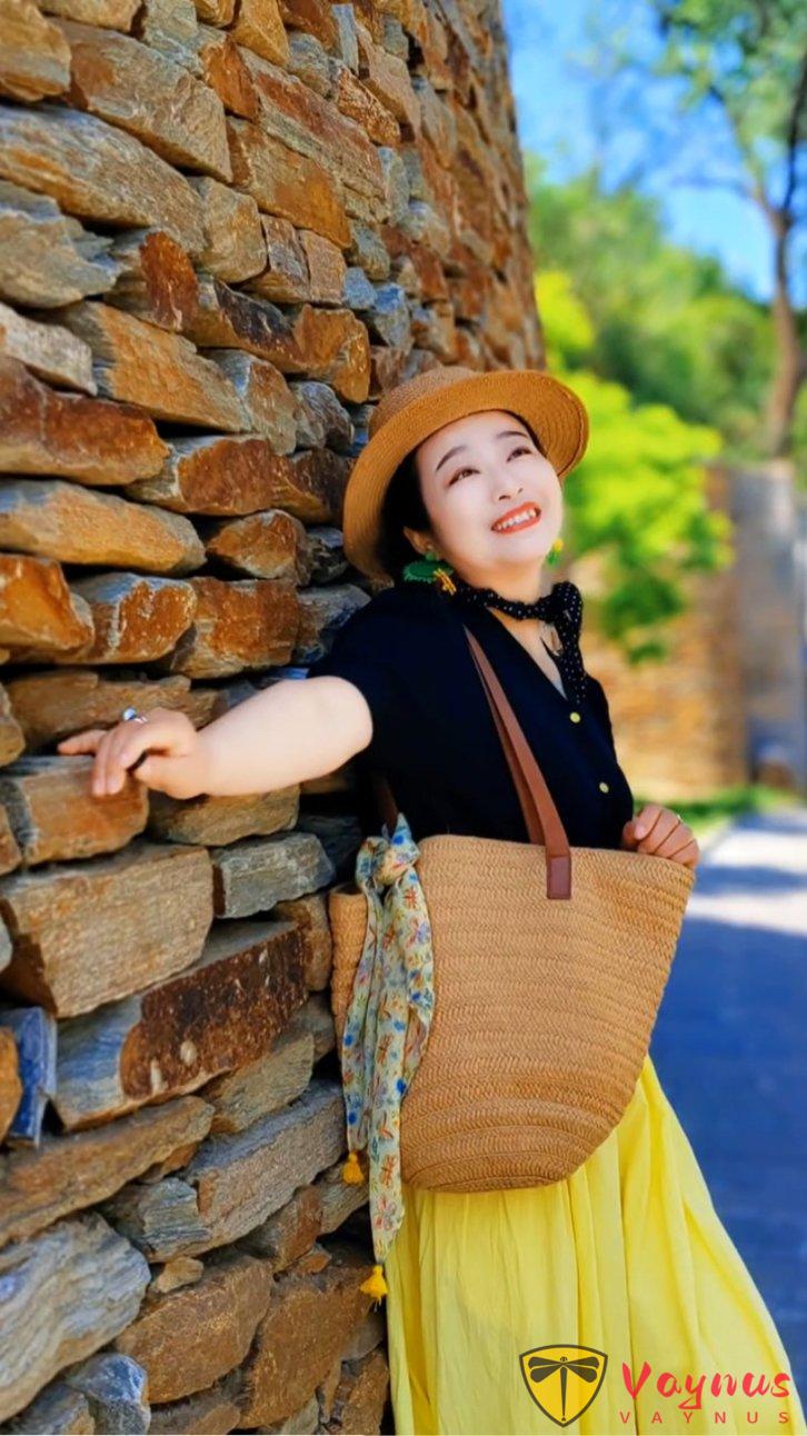 7个中年女士靠墙拍照姿势，一学就会，拍照优雅气质，随性不做作！