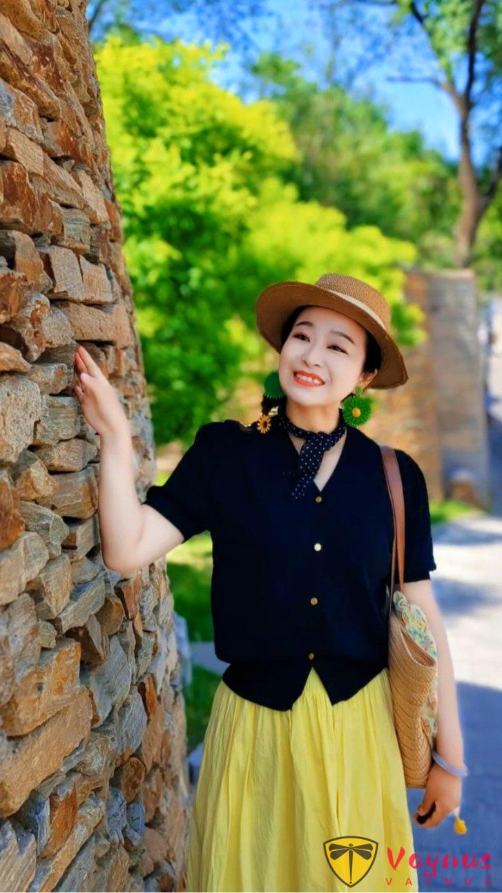 7个中年女士靠墙拍照姿势，一学就会，拍照优雅气质，随性不做作！