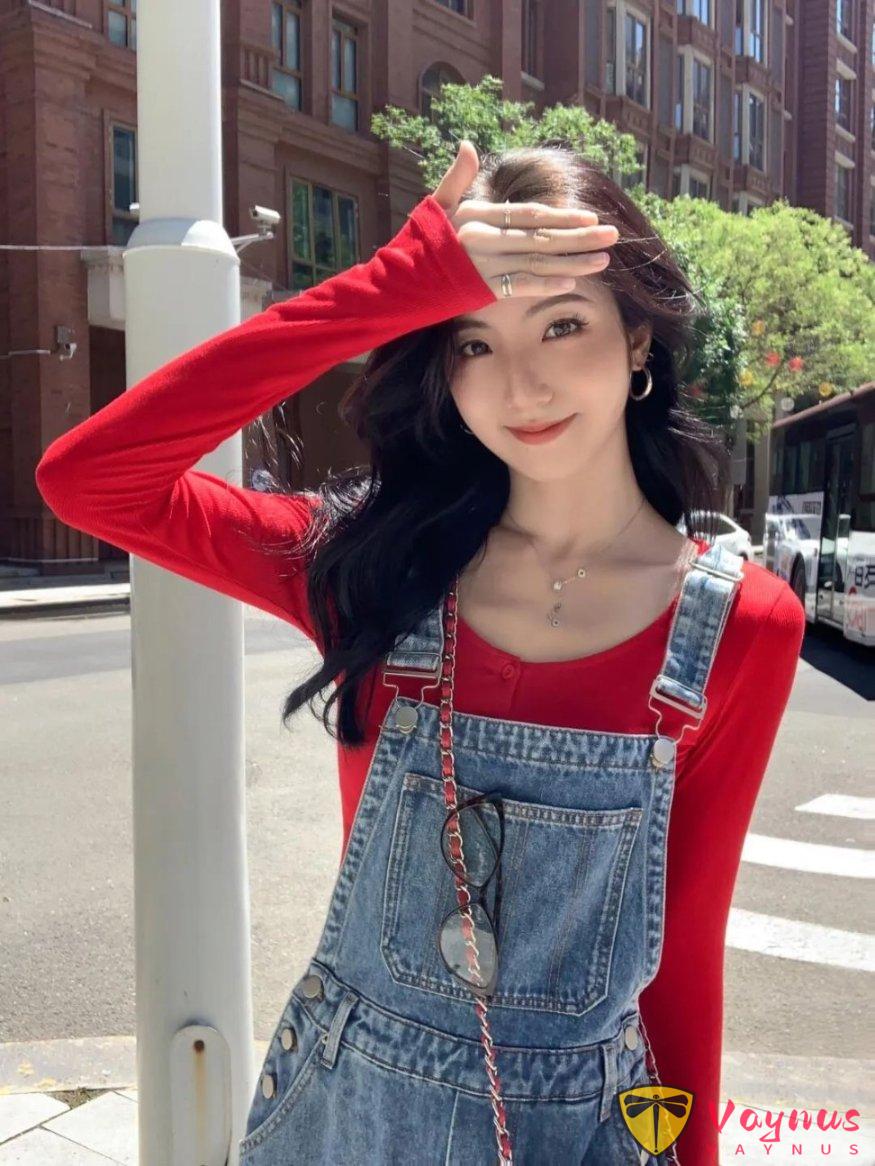 牛仔裤背带裙户外旅行，9个必试拍照动作让你拍出最自然的美丽