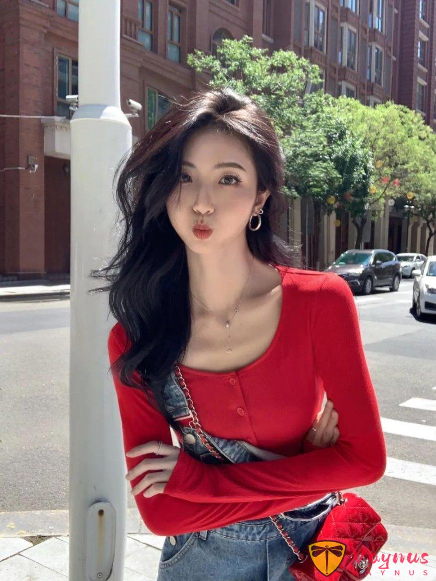 牛仔裤背带裙户外旅行，9个必试拍照动作让你拍出最自然的美丽