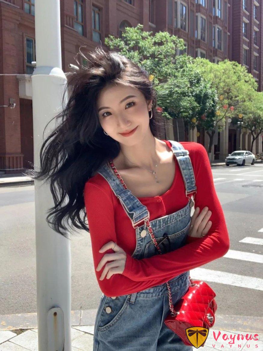 牛仔裤背带裙户外旅行，9个必试拍照动作让你拍出最自然的美丽
