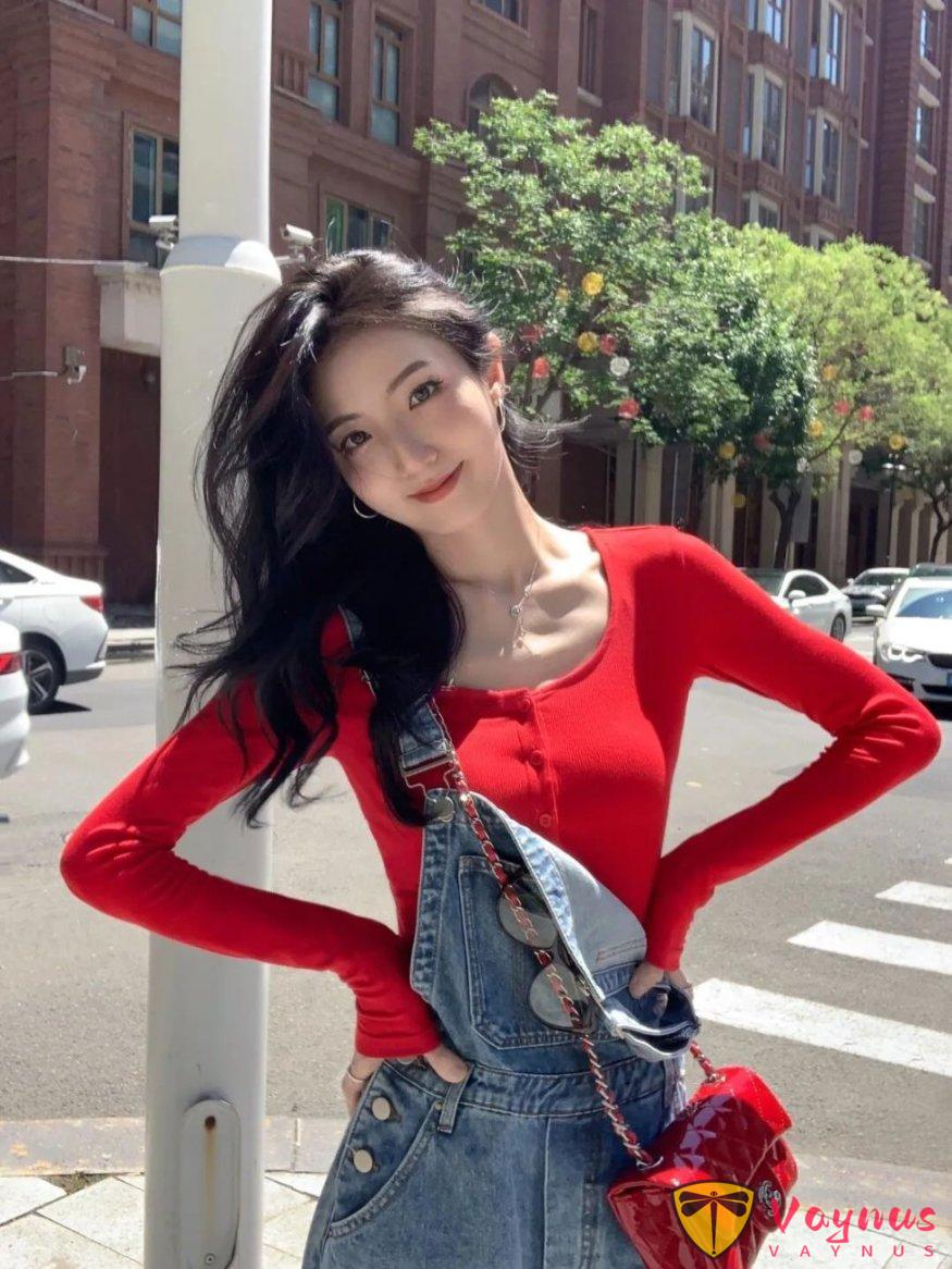 牛仔裤背带裙户外旅行，9个必试拍照动作让你拍出最自然的美丽